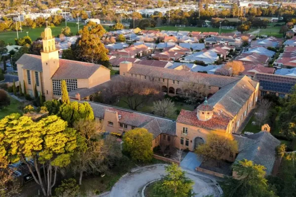 kuliah di University of Devinity, Box Hill